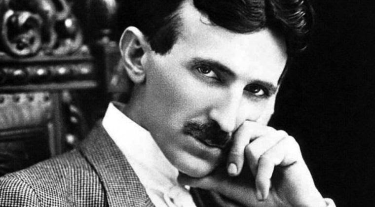 Nikola Tesla, obcecado com viagem no tempo, afirma ter conseguido.