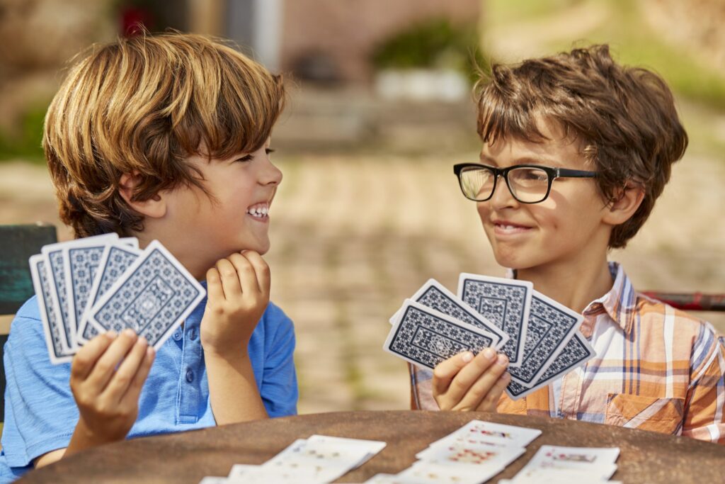 Como se Divertir em Casa jogando cartas?